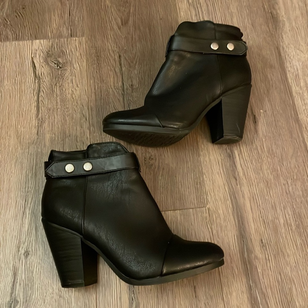 Breckelle’s Black Chunky Heel Ankle Booties Buckle Size 7